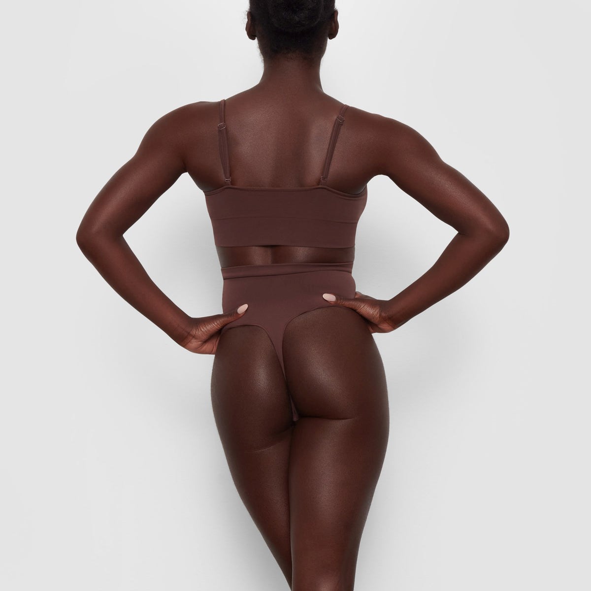 SKIMS Sculpting Mid Midja String Cocoa | MN1896047